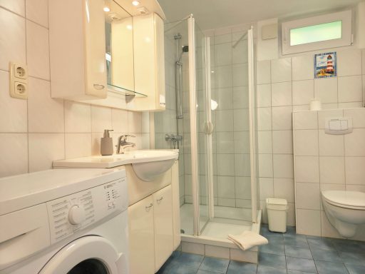 Leuchttturm Bad mit Dusche und Waschmaschine